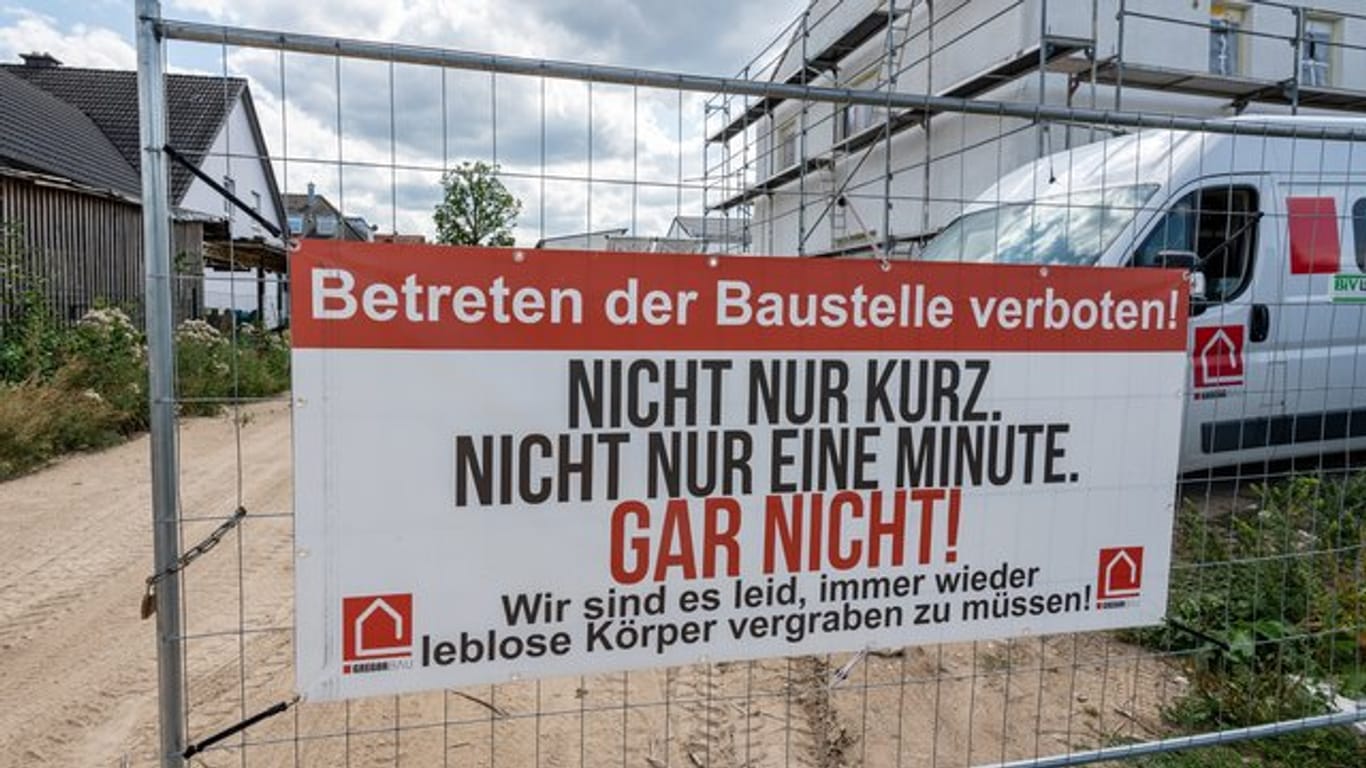 Das Warnschild an dem Baustellenzaun: Viele Menschen glauben, sie könnten auf Baustellen die Verantwortung für sich selbst übernehmen – aber das ist falsch.