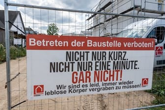 Das Warnschild an dem Baustellenzaun: Viele Menschen glauben, sie könnten auf Baustellen die Verantwortung für sich selbst übernehmen – aber das ist falsch.