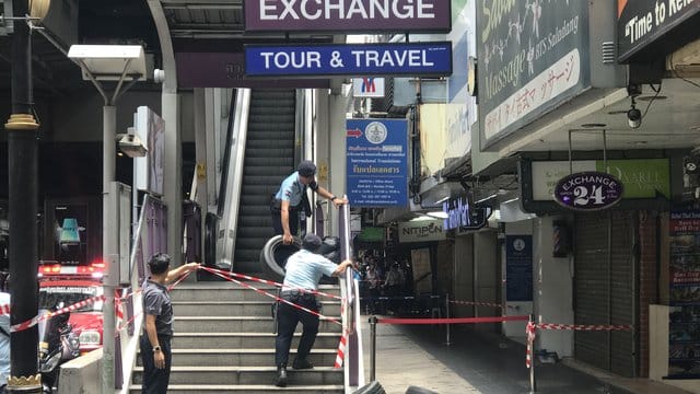 Thailändische Polizisten sperren den belebten Skytrain-Bahnhof Salah Daeng ab.