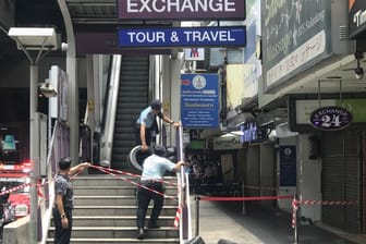 Thailändische Polizisten sperren den belebten Skytrain-Bahnhof Salah Daeng ab.