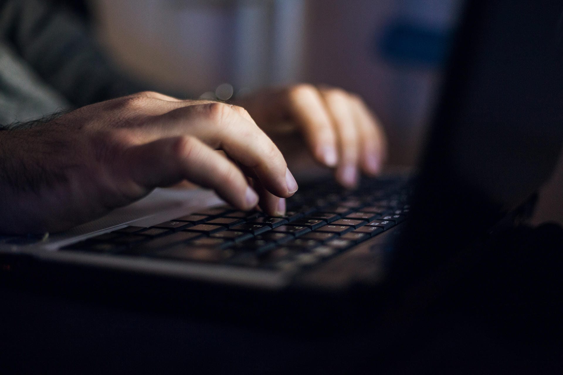 An Mann an einem Laptop: Immer mehr Kriminelle nutzen für Betrug das Internet.