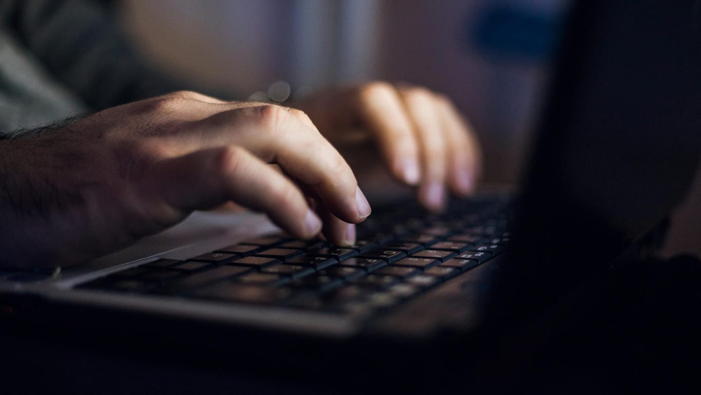 An Mann an einem Laptop: Immer mehr Kriminelle nutzen für Betrug das Internet.