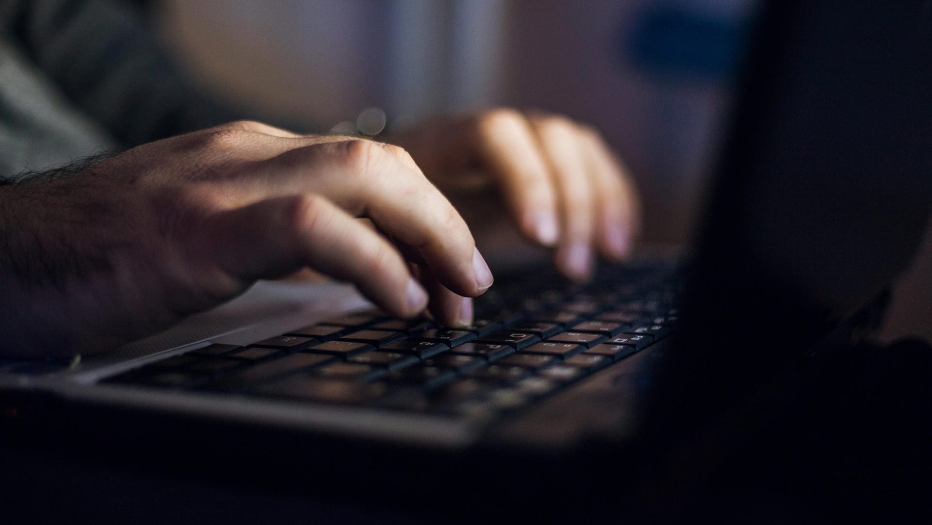 An Mann an einem Laptop: Immer mehr Kriminelle nutzen für Betrug das Internet. An Mann an einem Laptop: Immer mehr Kriminelle nutzen für Betrug das Internet.