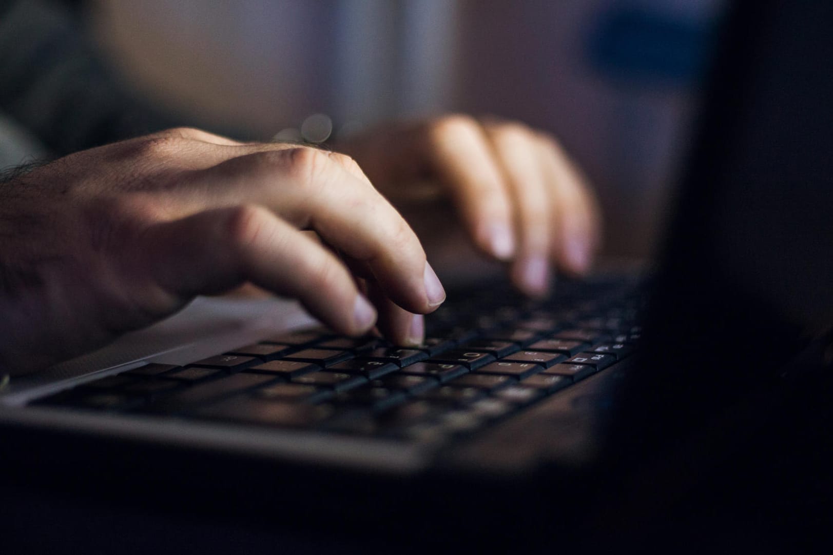 An Mann an einem Laptop: Immer mehr Kriminelle nutzen für Betrug das Internet.