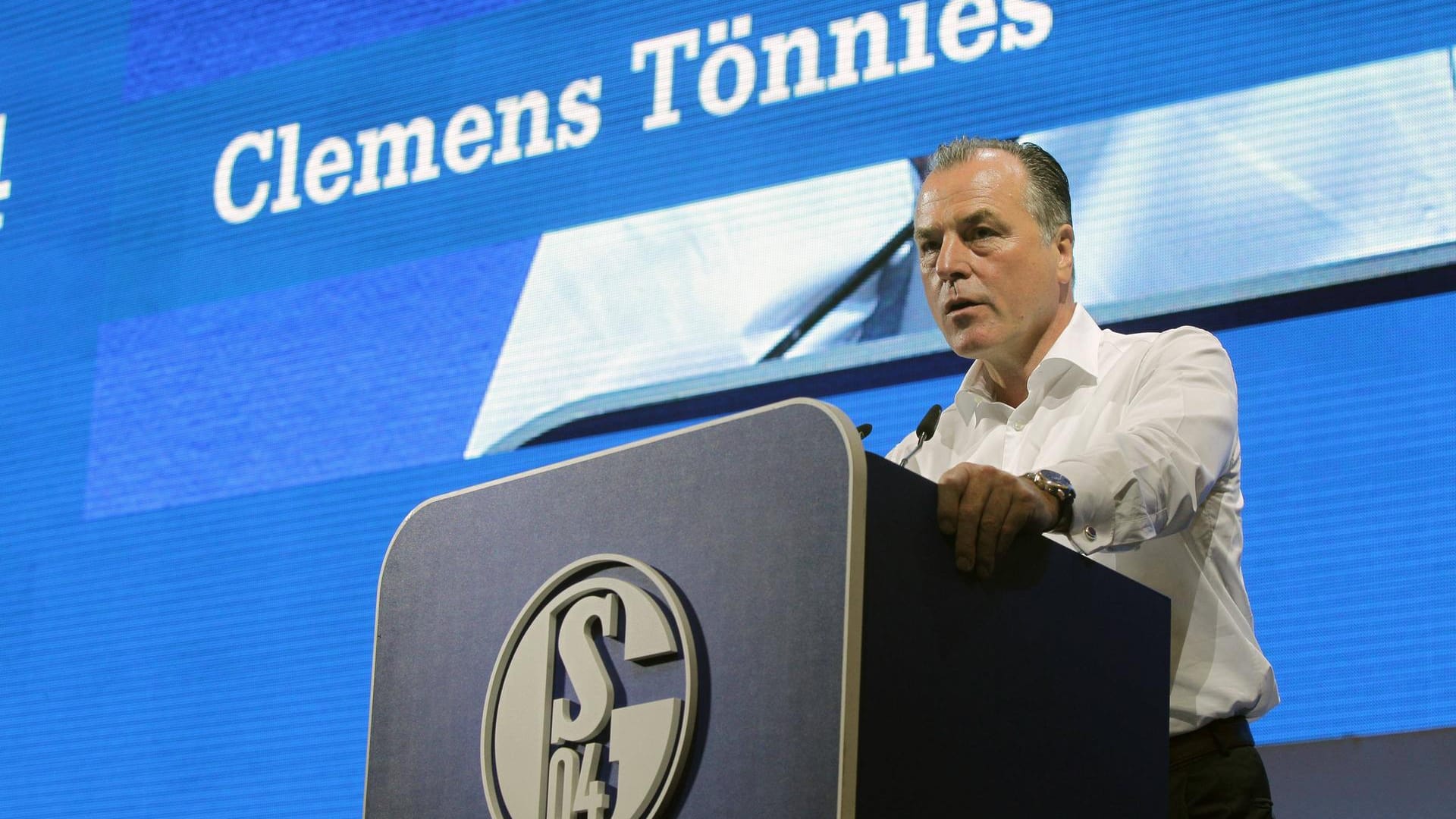 Clemens Tönnies: Der Aufsichtsratsvorsitzende von Schalke 04 löste durch rassistische Aussagen Irritationen bei einem Branchentreffen aus.