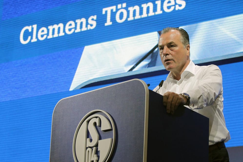 Clemens Tönnies: Der Aufsichtsratsvorsitzende von Schalke 04 löste durch rassistische Aussagen Irritationen bei einem Branchentreffen aus.