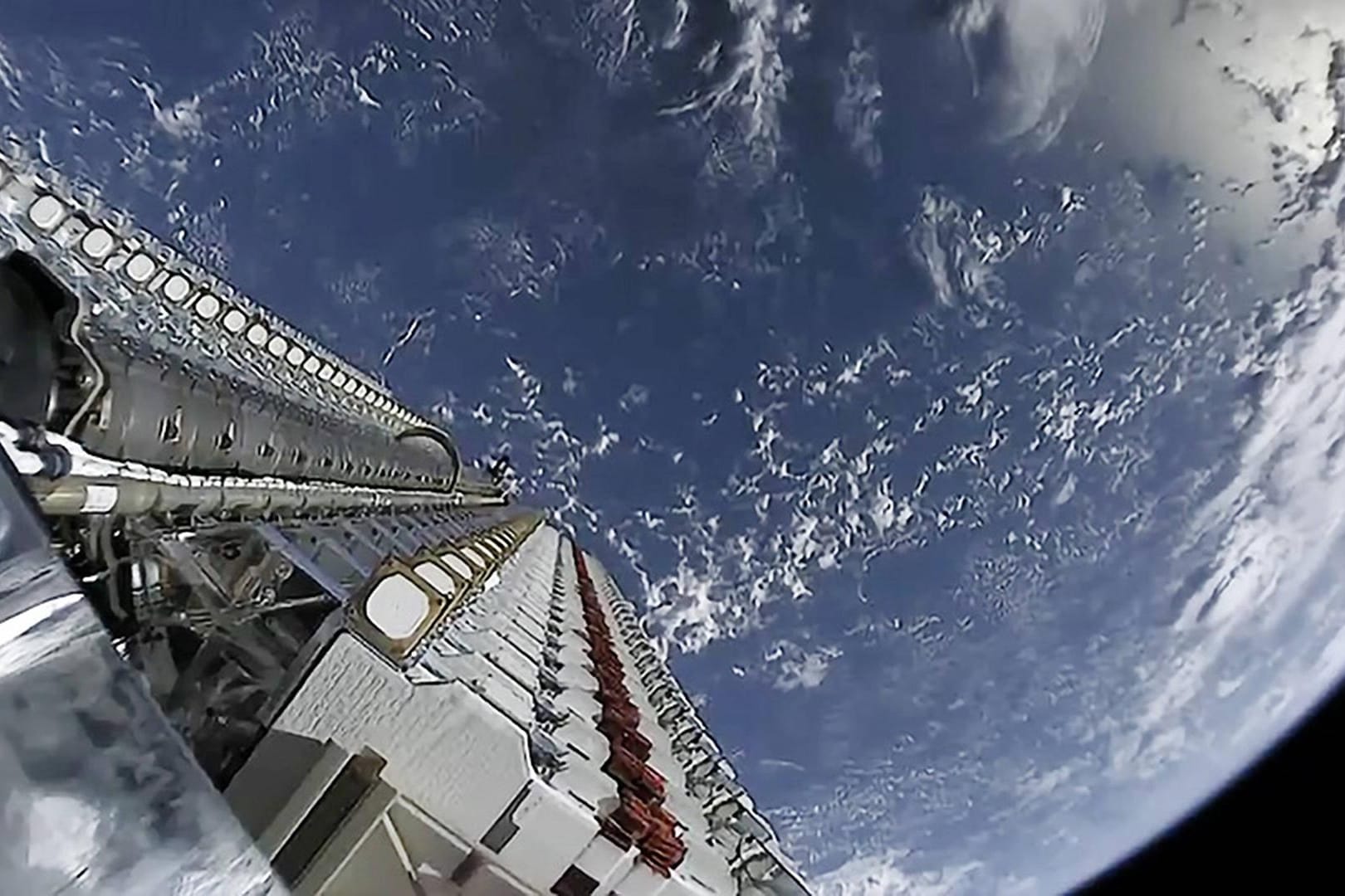 Blick aus dem Weltraum auf die Erde: Fachleute erwarten, dass die Übertragung von Internet, Telefon und sonstigen Daten zum Teil in erdnahe Umlaufbahnen verlegt wird.