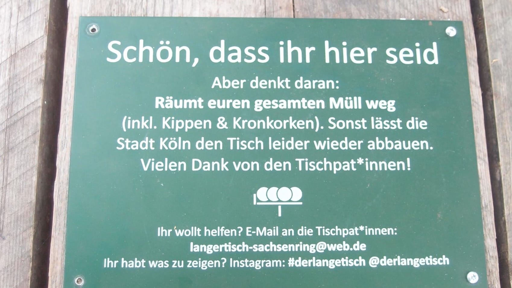 Mit diesen aufmontierten Plaketten wollen die Initiatoren des "Langen Tisches" die Besucher auffordern, ihren Müll nach dem Tischbesuch auch zu entsorgen.