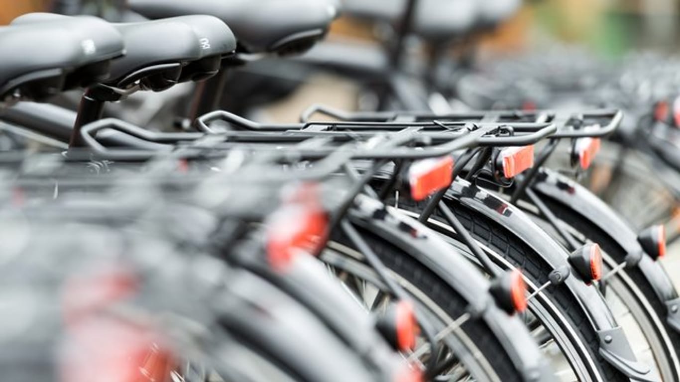 Fahrräder, aber auch die neuen E-Tretroller dürfen an ihrem Abstellplatz andere Verkehrsteilnehmer nicht behindern.