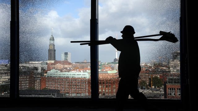 Egal ob bezahlt oder nicht: Jeder Helfer auf einer Baustelle muss bei der Berufsgenossenschaft Bau angemeldet werden.