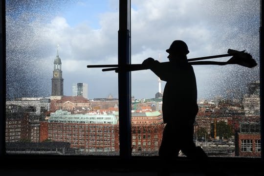 Egal ob bezahlt oder nicht: Jeder Helfer auf einer Baustelle muss bei der Berufsgenossenschaft Bau angemeldet werden.