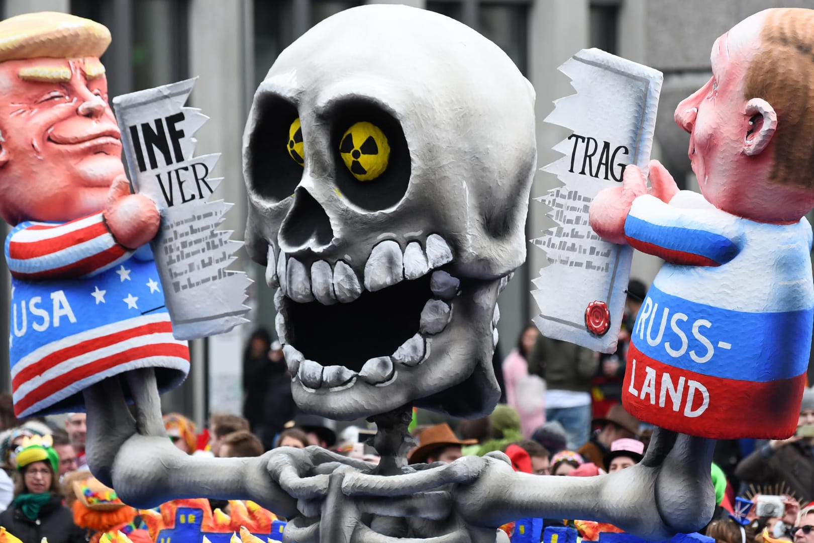 In Düsseldorf thematisiert ein Mottowagen beim Rosenmontagszug das Ende des INF-Vertrags: Russland hat den USA die Schuld für das Aus gegeben.