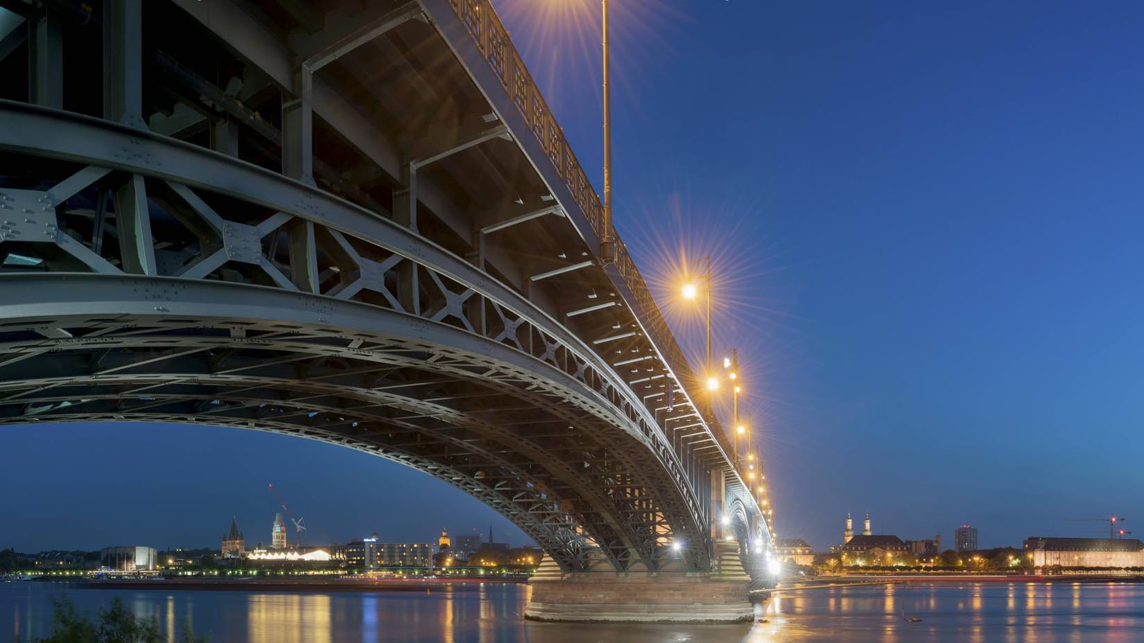 Theodor-Heuss-Brücke in Mainz: Das Baden im Rhein ist untersagt.