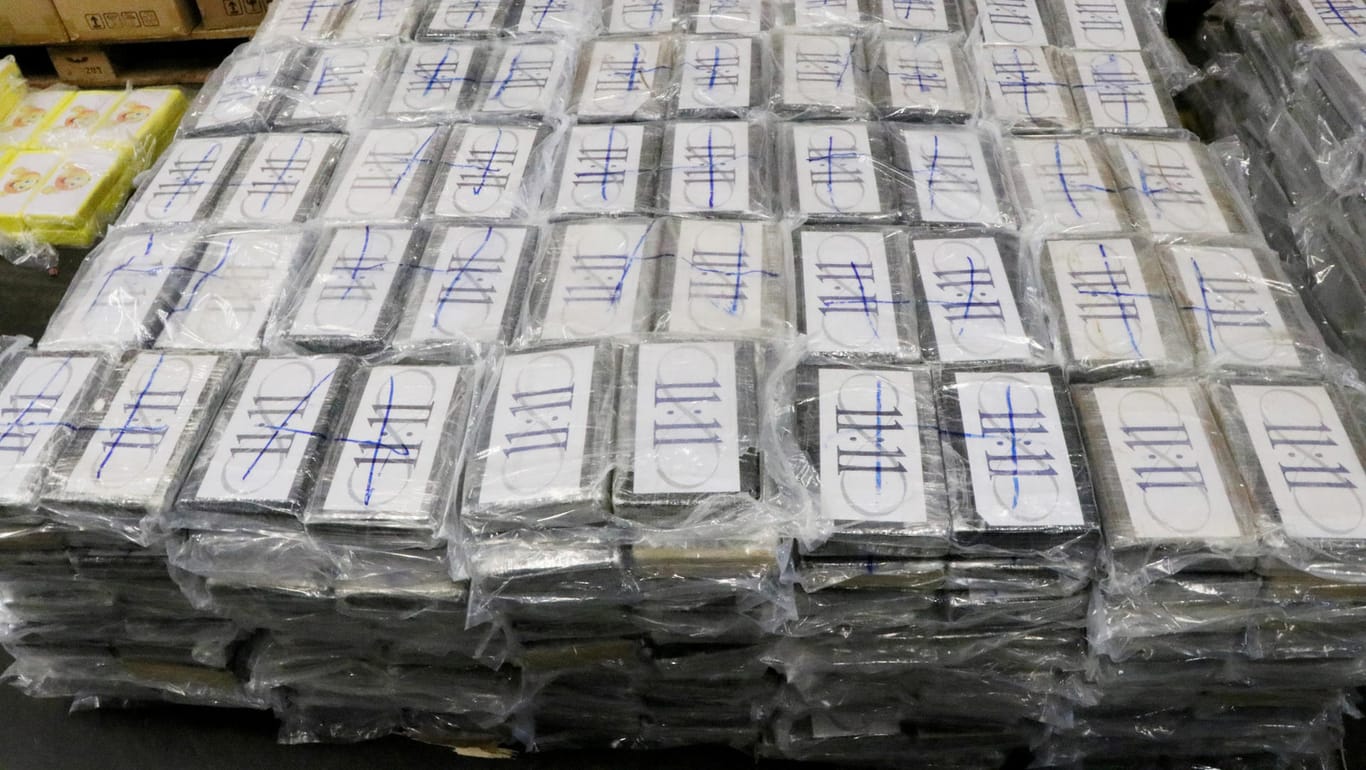 Die gefundenen Päckchen mit Kokain: Im Straßenverkauf hätten die Drogen einen Wert von rund einer Milliarde Euro gehabt.