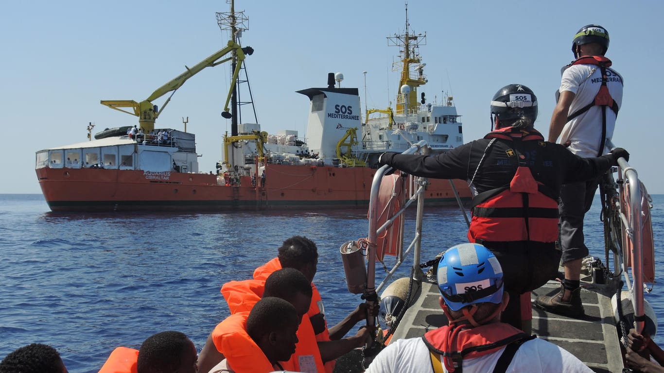 Seenotretter im Mittelmeer (Symbolfoto): Für zwei hochschwangere Frauen an Bord der "Open Arms" hat die Odyssee ein Ende gefunden.