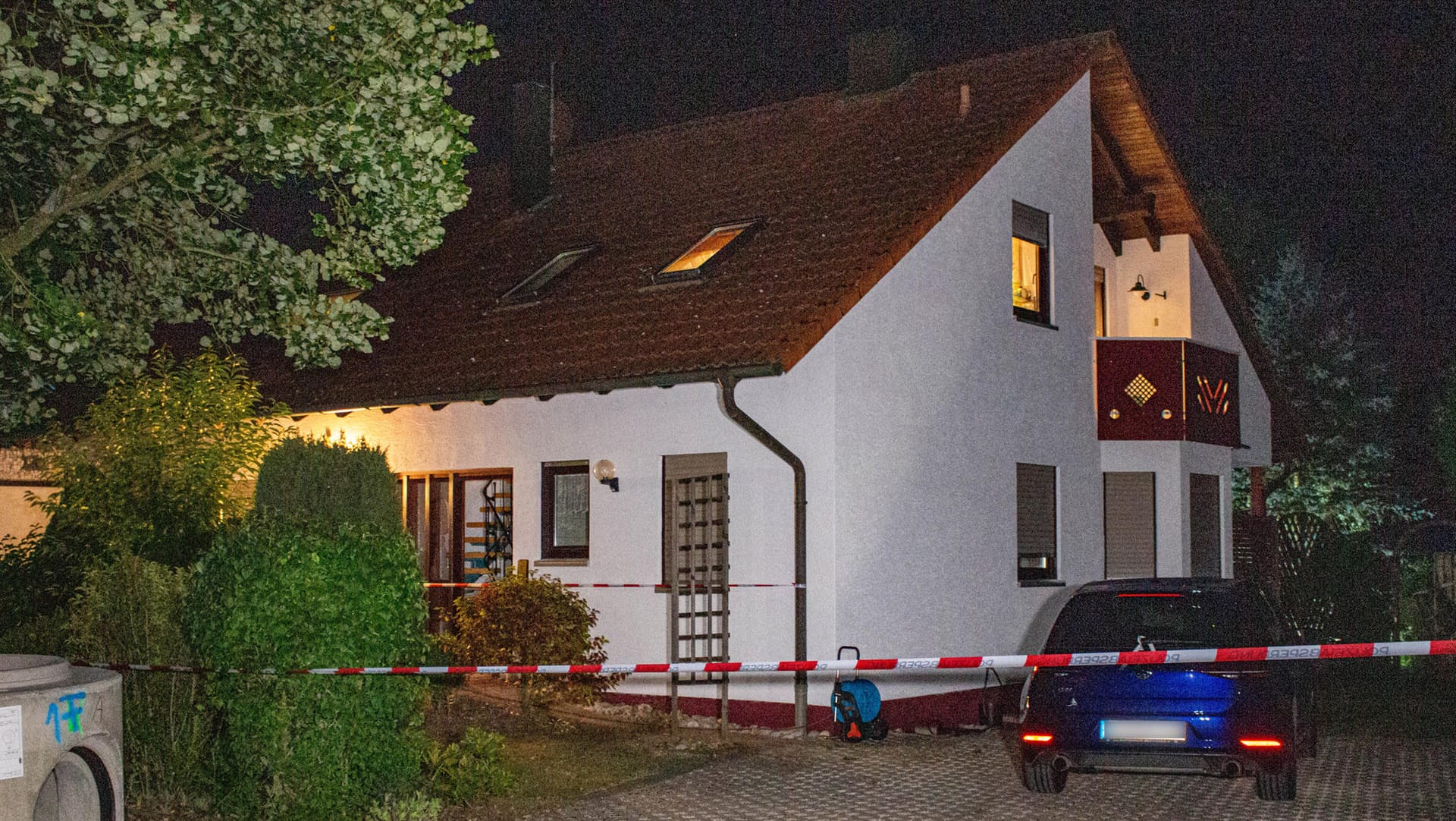 Ein Absperrband der Polizei an dem Tatort in Hilpoltstein: Der Notruf bei der Polizei ging wegen eines Familienstreits ein. Ein Absperrband der Polizei an dem Tatort in Hilpoltstein: Der Notruf bei der Polizei ging wegen eines Familienstreits ein.