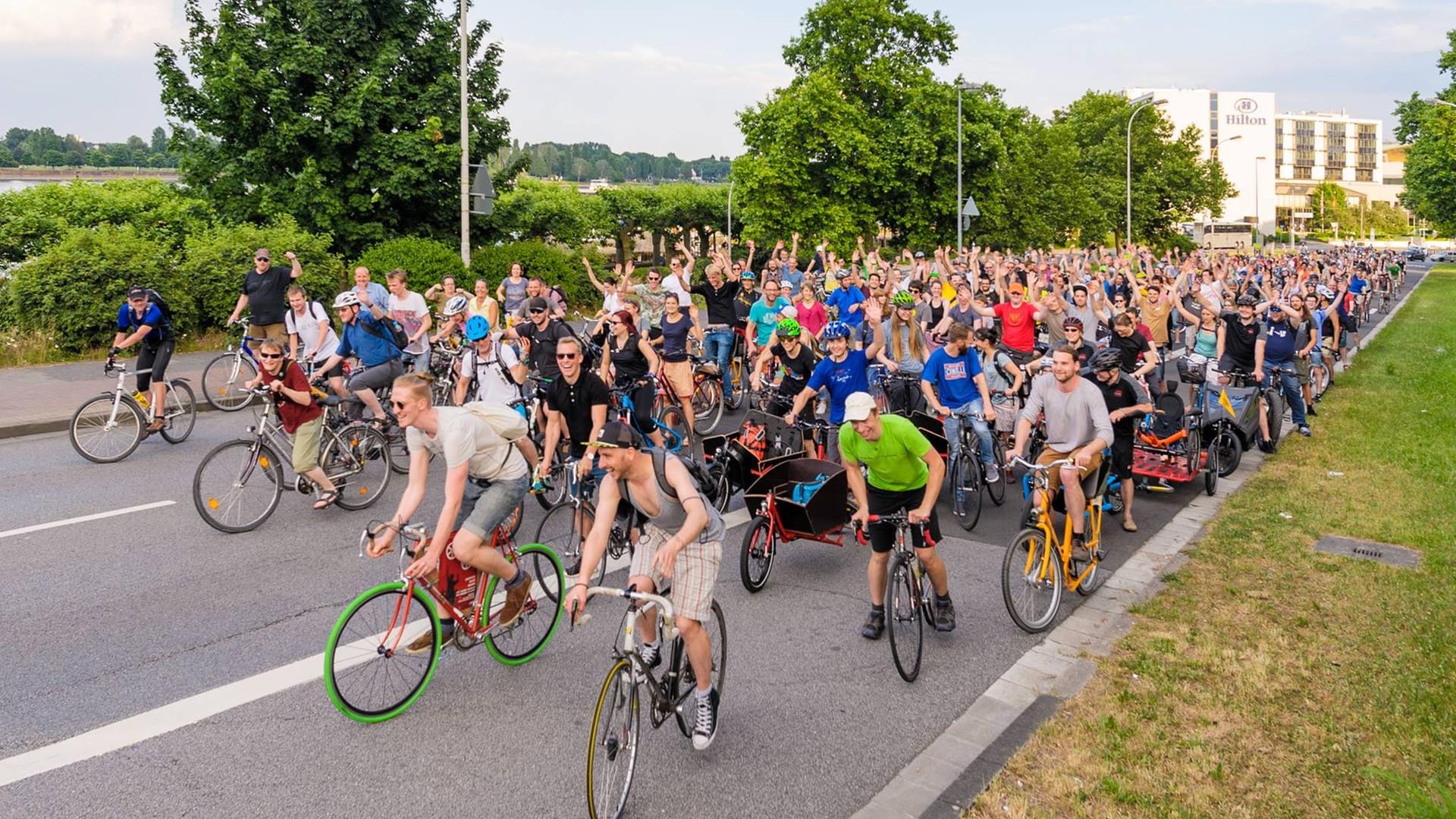 Die Critical Mass-Fahrt durch Mainz: Jeden ersten Freitag im Monat radelt man hier für den guten Zweck.