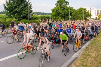 Die Critical Mass-Fahrt durch Mainz: Jeden ersten Freitag im Monat radelt man hier für den guten Zweck.