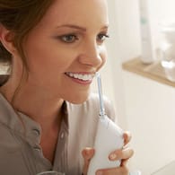 Munddusche: sie kann helfen, die Mund- und Zahnhygiene zu perfektionieren.