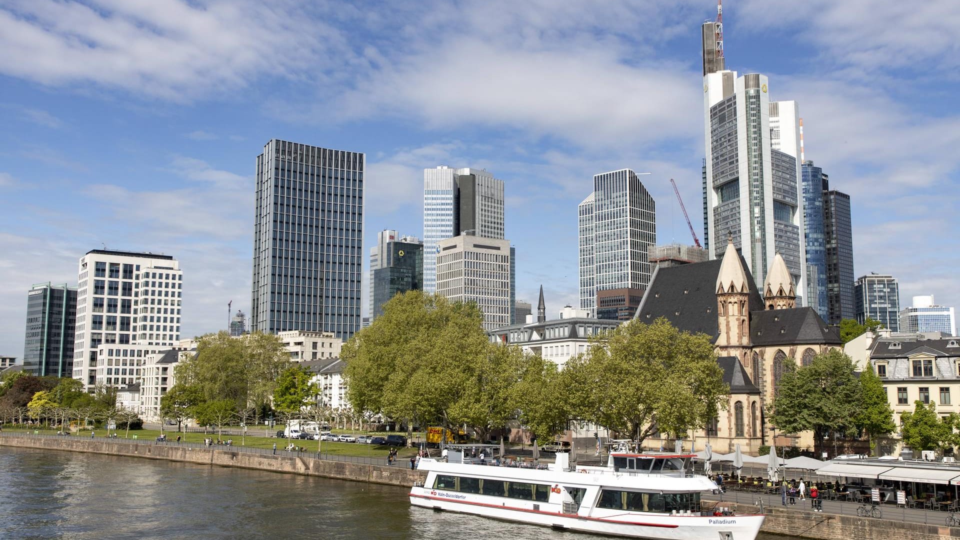 Das Mainufer in Frankfurt: Von dort hat man einen tollen Blick auf die Skyline.