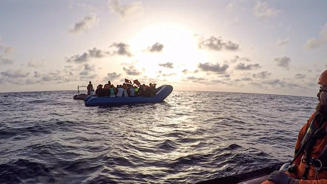Das von der Seenotrettungsorganisation Sea-Eye herausgegebene Foto vom Mittwoch zeigt Seenotretter der "Alan Kurdi" vor einem Schlauchboot voller Flüchtlinge. Das von der Seenotrettungsorganisation Sea-Eye herausgegebene Foto vom Mittwoch zeigt Seenotretter der "Alan Kurdi" vor einem Schlauchboot voller Flüchtlinge.