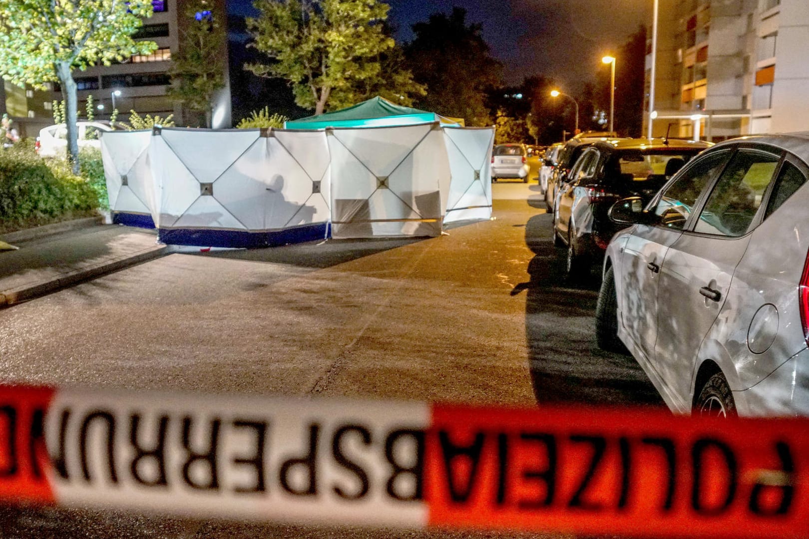 Der Tatort ist mit einem Band der Polizei abgesperrt: Die Staatsanwaltschaft hat sich zum Motiv des mutmaßlichen Täters geäußert.