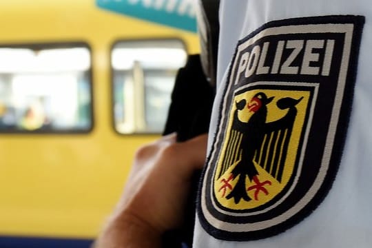 Ein Polizist an einem Bahnsteig: Die Straftaten an deutschen Bahnhöfen gehen insgesamt zurück, das häufigste Vergehen ist Diebstahl. (Symbolbild)