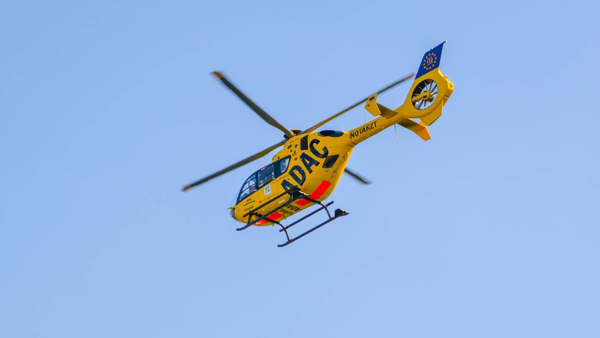 Ein Rettungshubschrauber des ADAC: In Köln ist ein Radfahrer schwer verletzt worden.