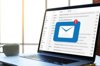 Ein Rechner mit einem Mailsymbol: Das LKA warnt derzeit vor Mails mit Trojaner im Anhang.