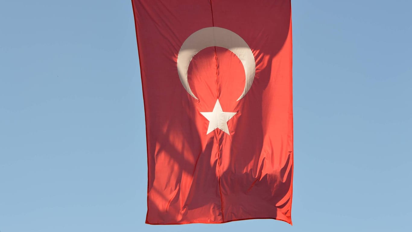 Eine türkische Flagge: Die neuen Vorgaben betreffen damit auch viele alternative oder oppositionelle Medien. (Symbolbild)