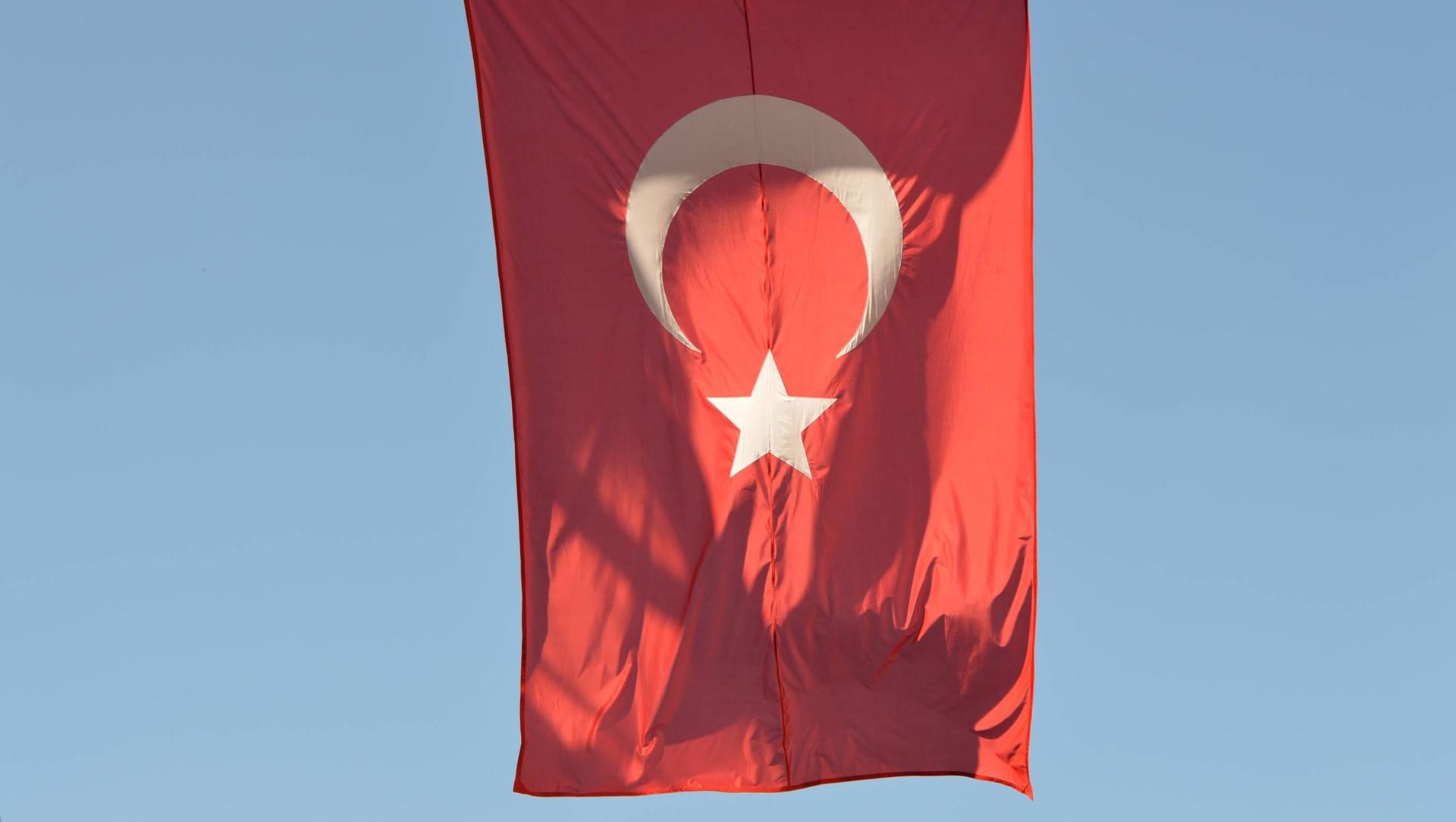Eine türkische Flagge: Die neuen Vorgaben betreffen damit auch viele alternative oder oppositionelle Medien. (Symbolbild) Eine türkische Flagge: Die neuen Vorgaben betreffen damit auch viele alternative oder oppositionelle Medien. (Symbolbild)