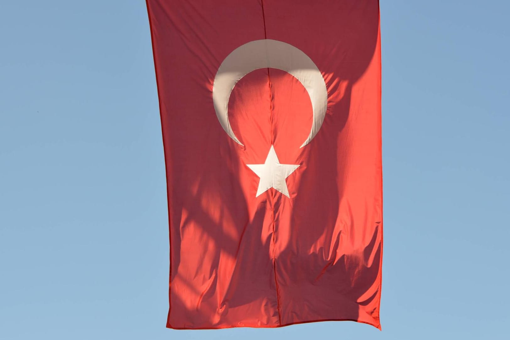 Eine türkische Flagge: Die neuen Vorgaben betreffen damit auch viele alternative oder oppositionelle Medien. (Symbolbild)