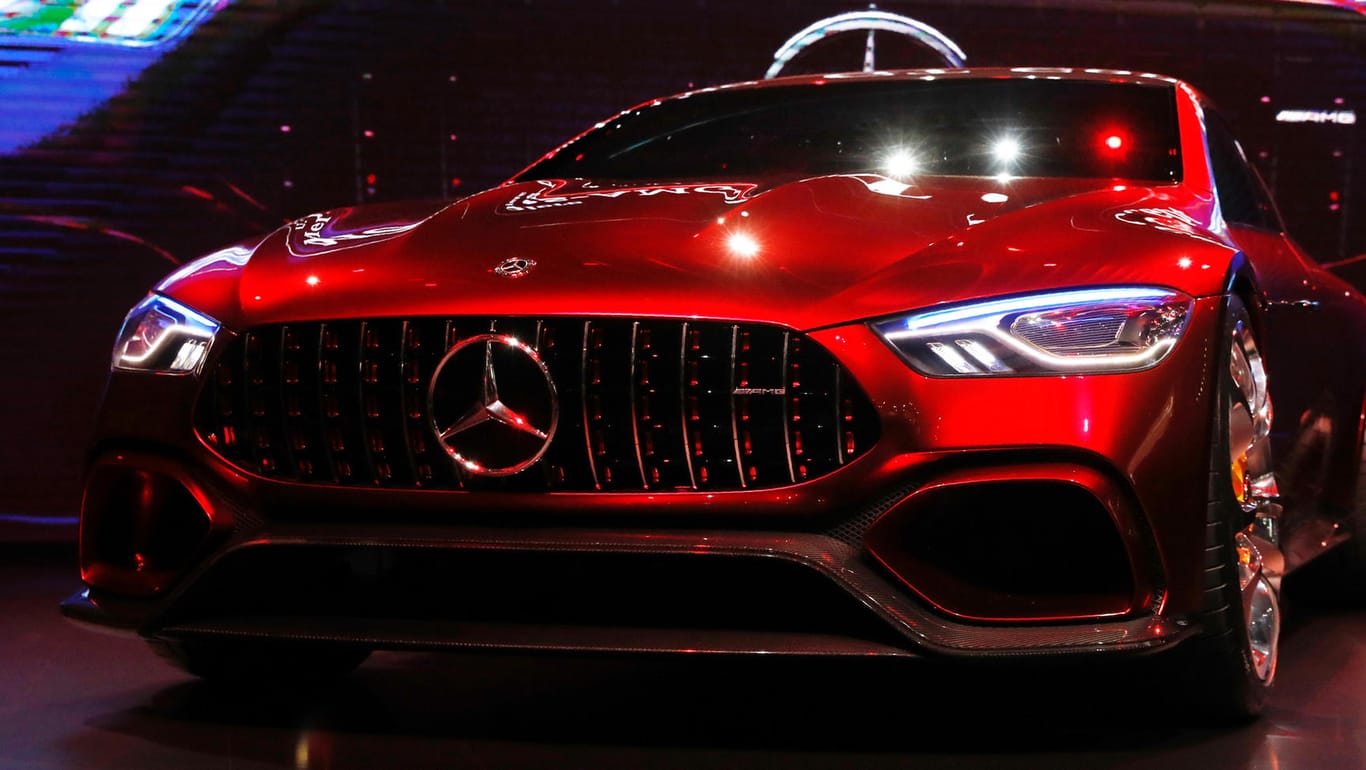 Ein Konzeptauto von Mercedes AMG: Mit einer Twitter-Werbung für ein ähnlich rot lackiertes Fahrzeug hat der Hersteller Proteste ausgelöst.