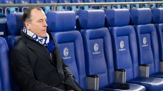 Der Schalker Aufsichtsratschef Clemens Tönnies hat sich für eine Äußerung über den angeblichen Zusammenhang von Energieversorgung, Klimawandel und Überbevölkerung in Afrika entschuldigt. Der Schalker Aufsichtsratschef Clemens Tönnies hat sich für eine Äußerung über den angeblichen Zusammenhang von Energieversorgung, Klimawandel und Überbevölkerung in Afrika entschuldigt.
