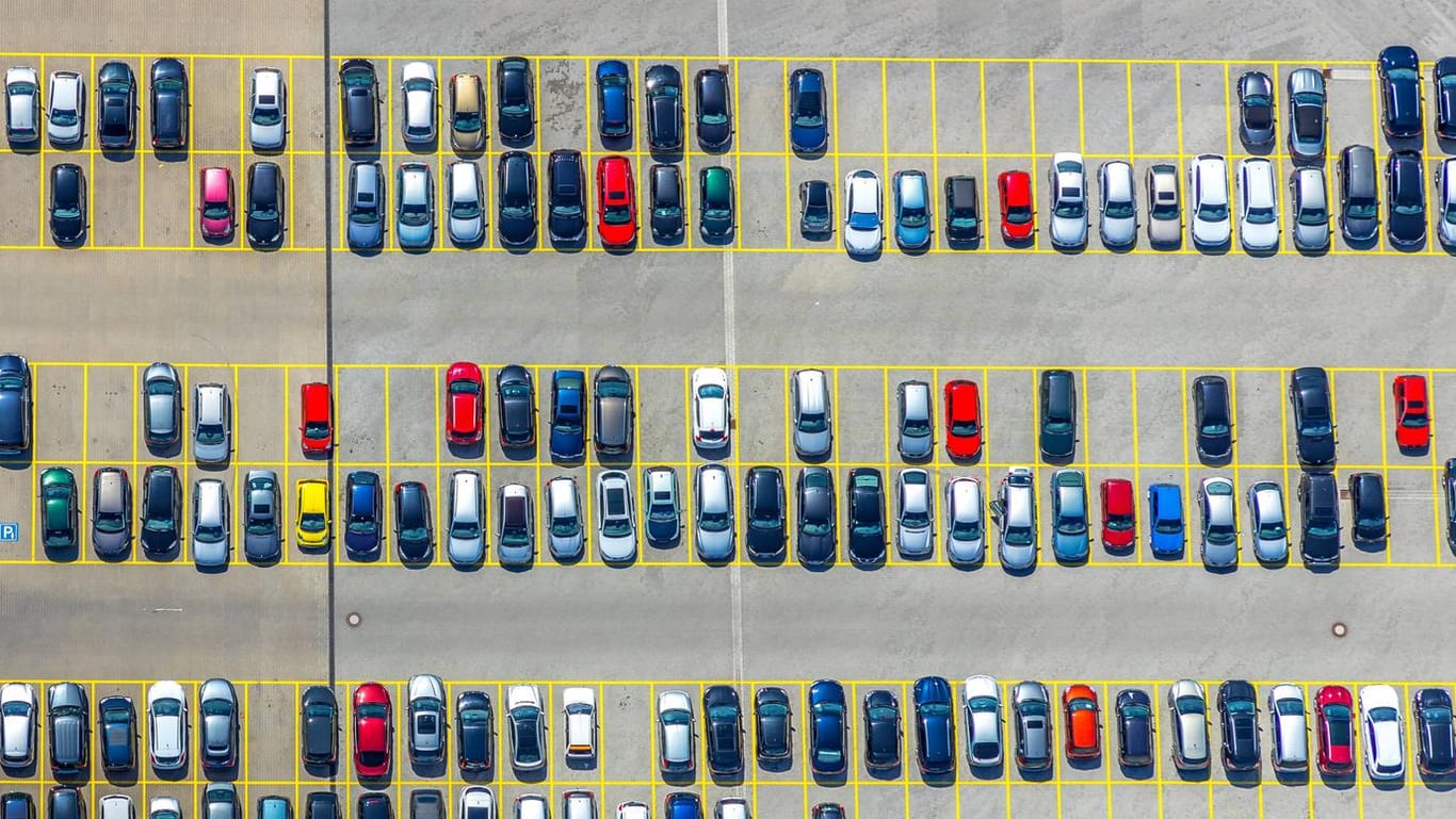Autos auf einem Parkplatz: In den ersten sieben Monaten des Jahres wurden rund 2,18 Millionen Pkw neu zugelassen.