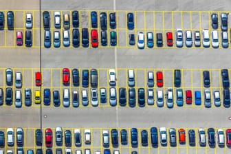 Autos auf einem Parkplatz: In den ersten sieben Monaten des Jahres wurden rund 2,18 Millionen Pkw neu zugelassen.