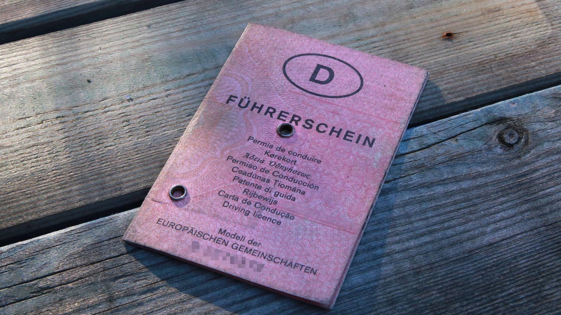 Alter Führerschein: Im Landkreis Celle haben Beamte einen Mann kontrolliert der schon Jahrzehnte ohne Fahrerlaubnis unterwegs war. (Symbolbild) Alter Führerschein: Im Landkreis Celle haben Beamte einen Mann kontrolliert der schon Jahrzehnte ohne Fahrerlaubnis unterwegs war. (Symbolbild)