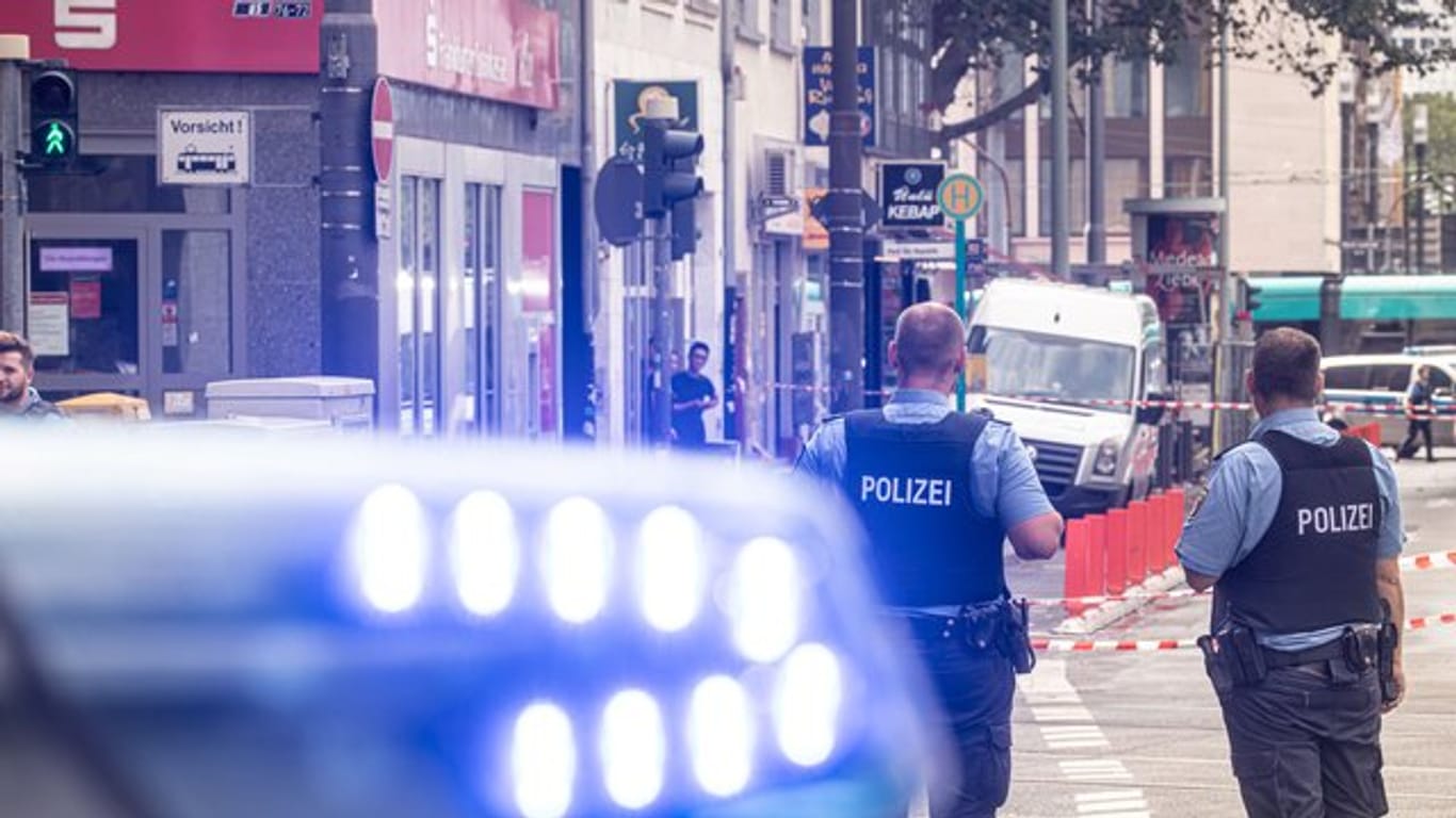 Polizeibeamte vor einer Filiale der Frankfurter Sparkasse in der Nähe des Hauptbahnhofs.