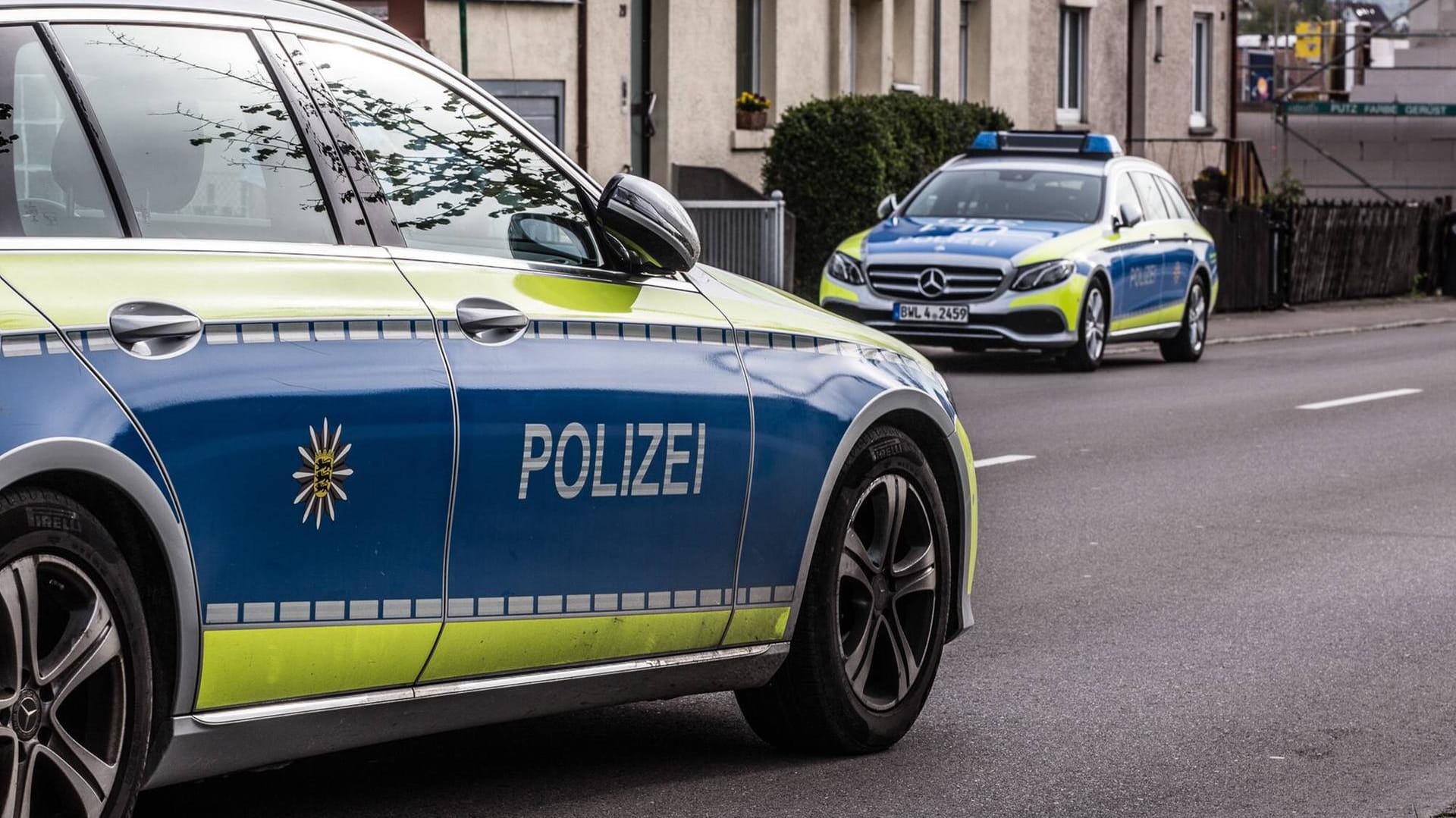 Polizei Göppingen: Eine Familie ist drei Meter tief durch den Boden eines Holzbalkons gefallen. (Symbolbild)