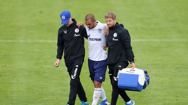 Schalke-Profi Ahmed Kutucu muss im Testspiel gegen Alanyaspor Schalkes verletzt den Platz verlassen. Schalke-Profi Ahmed Kutucu muss im Testspiel gegen Alanyaspor Schalkes verletzt den Platz verlassen.