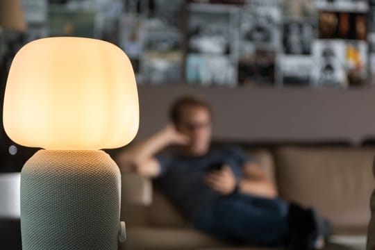 Licht und Ton aus einem Gerät.