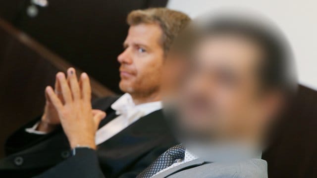 Der Angeklagte (r) sitzt zusammen mit seinem Anwalt in einem Saal des Düsseldorfer Amtsgerichts. Der Angeklagte (r) sitzt zusammen mit seinem Anwalt in einem Saal des Düsseldorfer Amtsgerichts.