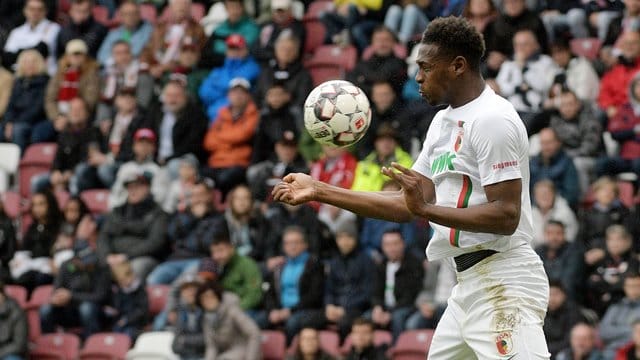Ab sofort fest beim FC Augsburg: Reece Oxford.