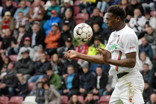 Ab sofort fest beim FC Augsburg: Reece Oxford.