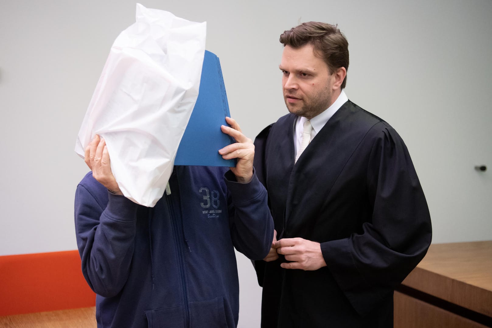 Der Angeklagte im Gericht: Er soll 30 Jahre lang thailändische Kinder missbraucht haben und wurde jetzt verurteilt.