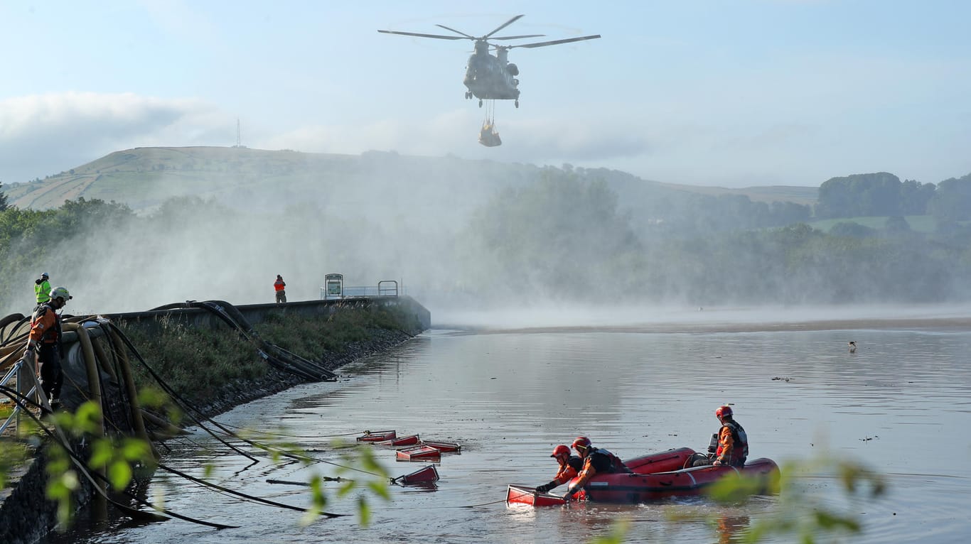 Whaley Bridge: Ein Hubschrauber trägt Sandsäcken, um den Staudamm am Toddbrook nahe Whaley Bridge zu verstärken.