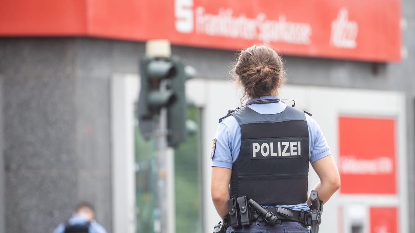 Polizistin vor der überfallenen Sparkasse: Die Filiale befindet sich unweit des Frankfurter Hauptbahnhofs.