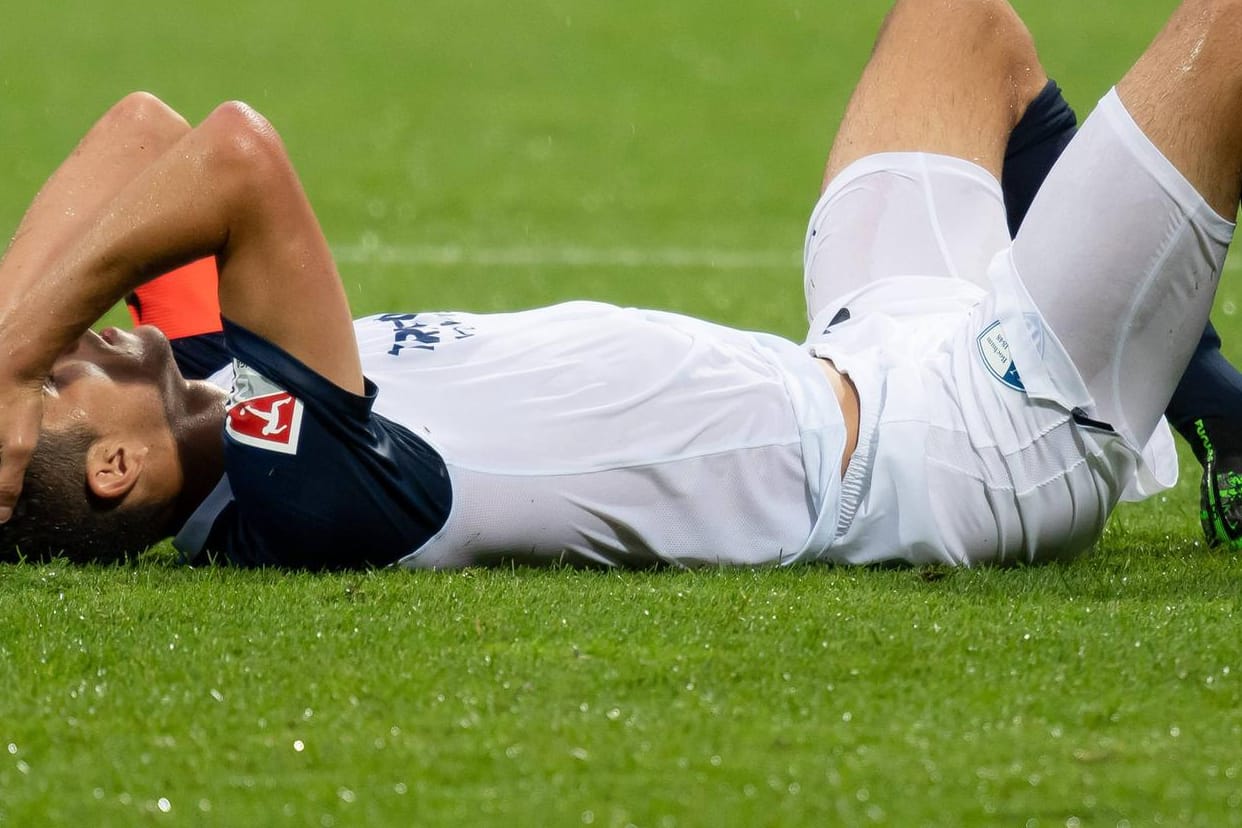 Pechvogel: Bochum-Kapitän Anthony Losilla traf gegen Bielefeld in der Nachspielzeit ins eigene Tor.