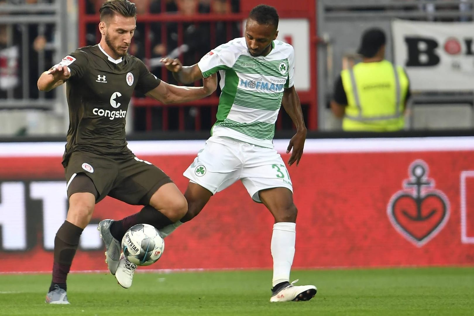 Beiden wollen den Ball: Paulis Dimitrios Diamantakos (l.) im Zweikampf mit Fürths Julian Green.