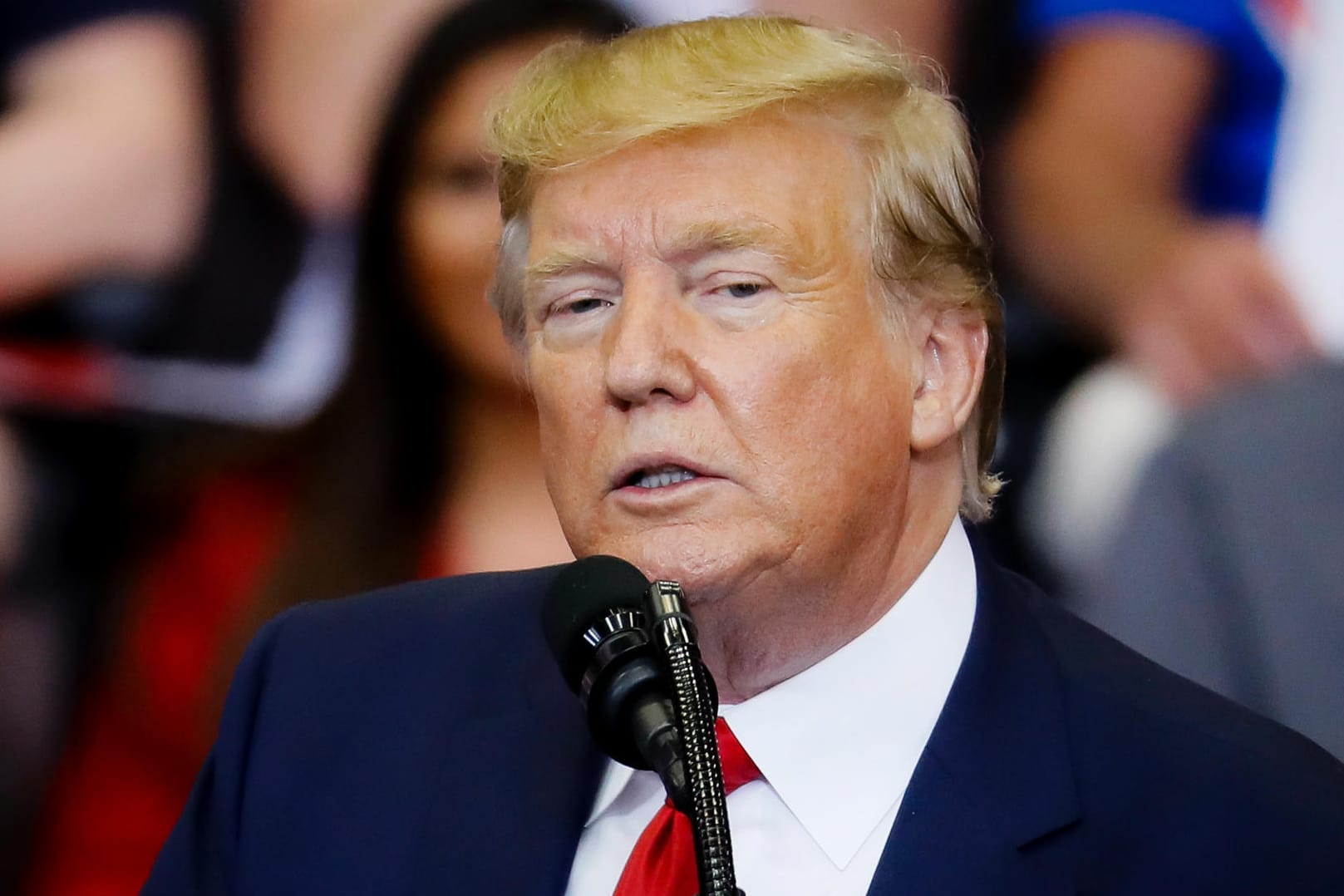 Donald Trump auf einer Wahlkampfveranstaltung: Der US-Präsident muss sich nach einem neuen Geheimdienstkoordinator umsehen.